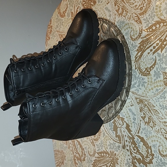 Boots - Picture 5 of 6